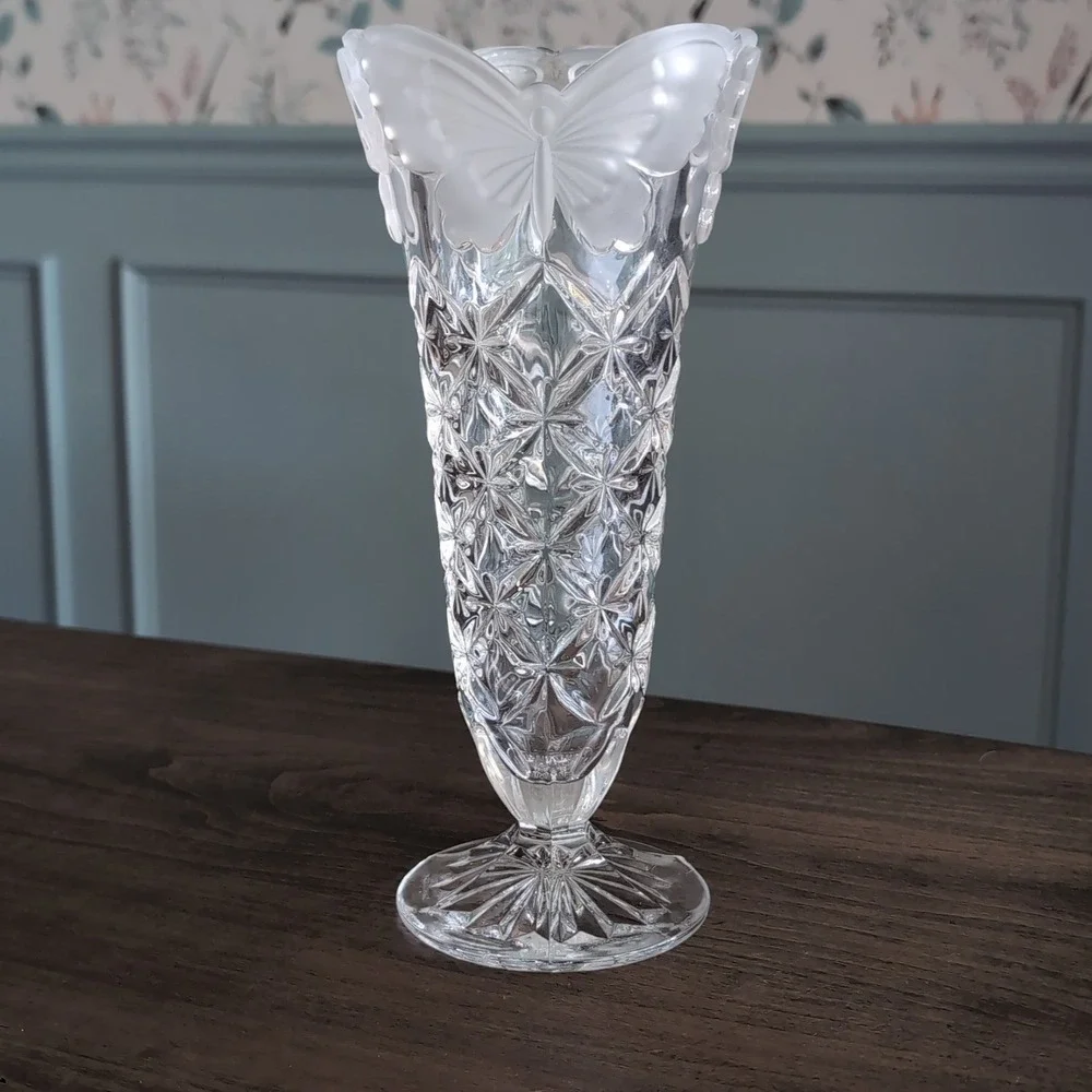 Royales de Champagne Crystal Butterfly Vase 10